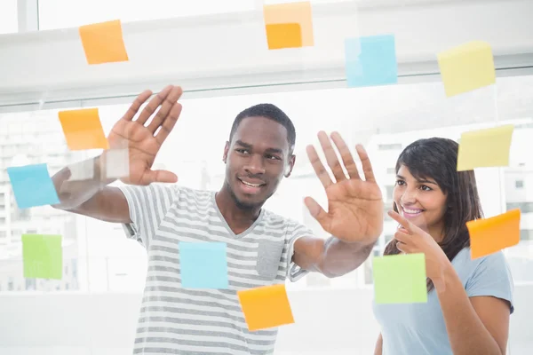 Coworkers brainstorming with sticky notes — Stock Photo, Image