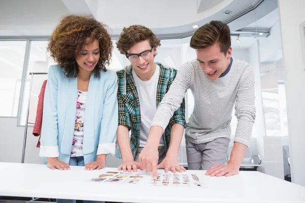 Estudiantes trabajando juntos con fotos —  Fotos de Stock