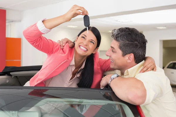 Couple souriant achetant une nouvelle voiture — Photo