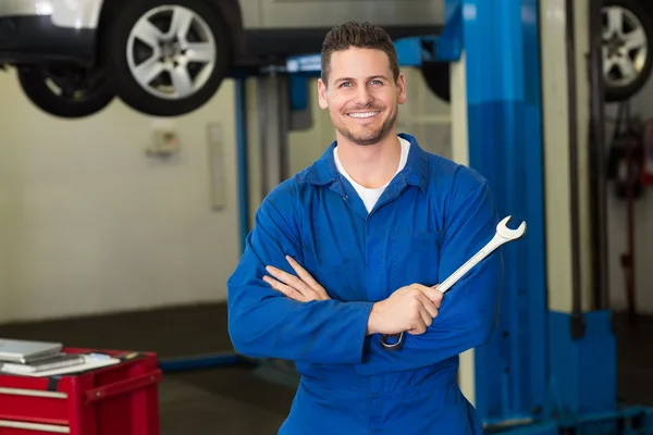 Mechanic smiling at the camera — Stock Photo, Image