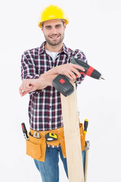 用钻孔机和木板的男性木匠 — 图库照片