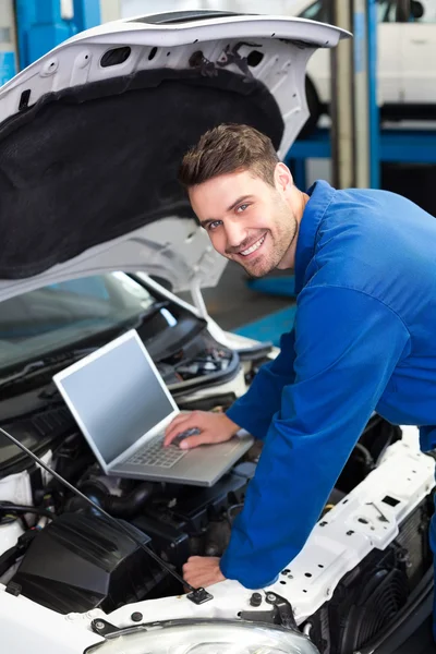 Mechanik za pomocą laptopa na samochód — Zdjęcie stockowe