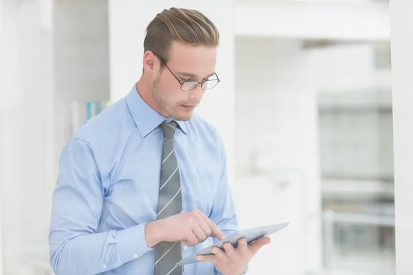 Fokussierter Geschäftsmann tastet Tablet-PC an — Stockfoto