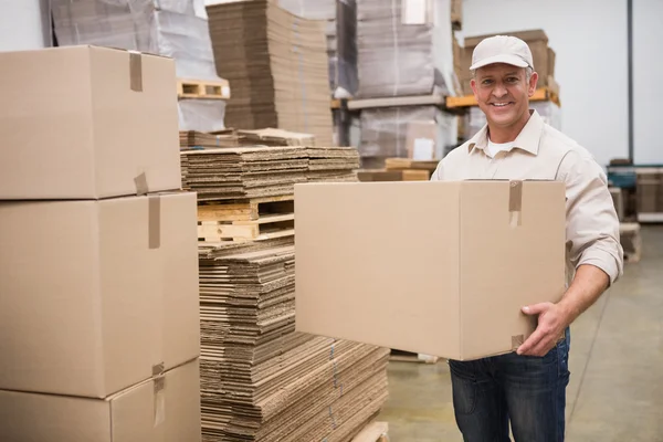 Porträtt av arbetstagare bära box — Stockfoto