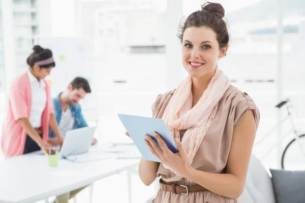 Empresária sorridente de pé e usando tablet — Fotografia de Stock