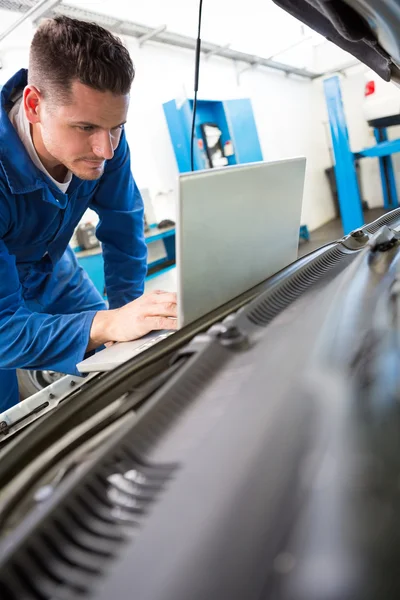 Mechaniker mit Laptop im Auto — Stockfoto