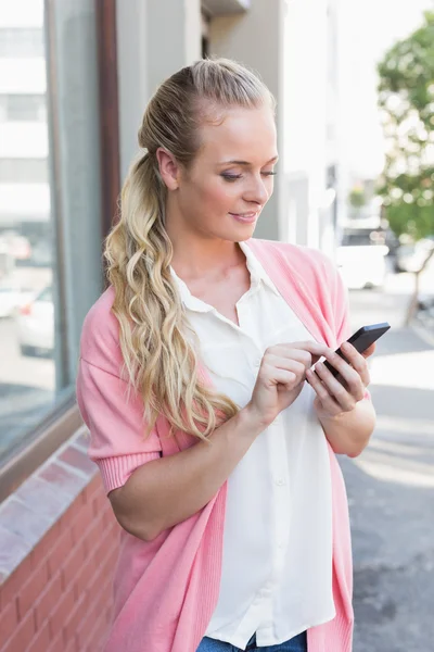Pretty blonde sending a text message — Stock Photo, Image