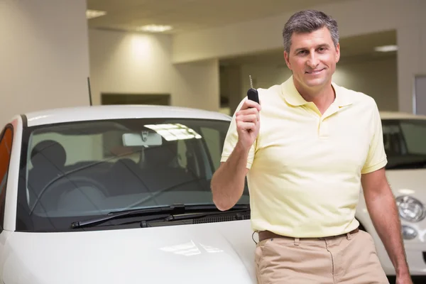 Kunden står medan du håller bilnyckel — Stockfoto