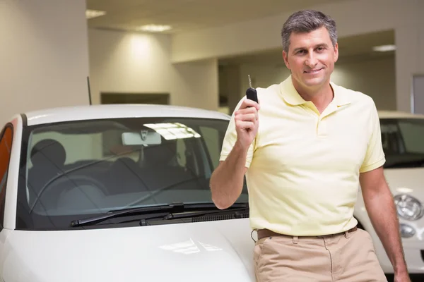 Debout client tout en tenant la clé de voiture — Photo