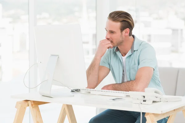 Homme d'affaires concentré travaillant avec l'ordinateur — Photo