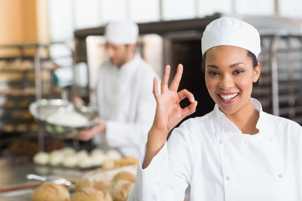 Bastante panadero sonriendo a la cámara — Foto de Stock