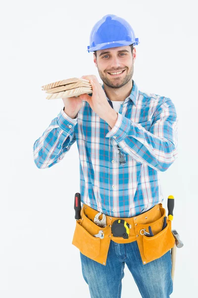 Gelukkig timmerman uitvoering van houten planken — Stockfoto