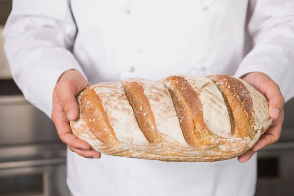 Baker mostrando pan recién horneado — Foto de Stock