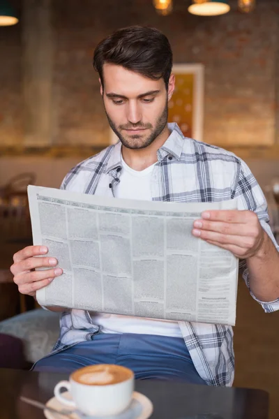 Hombre leyendo periódico —  Fotos de Stock