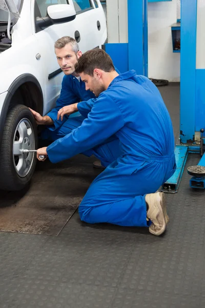 Zespół mechaników pracujących razem — Zdjęcie stockowe