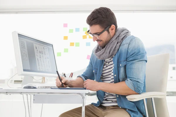 Diseñador sonriente con gafas usando digitalizador — Foto de Stock