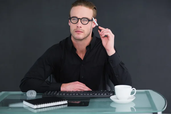 Tankeväckande affärsman arbetar på sitt skrivbord — Stockfoto