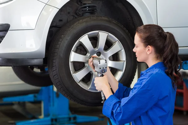 Mechanic adjusting the tire wheel — Stock Photo, Image