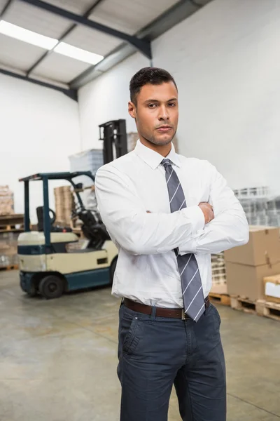 Manager mit verschränkten Armen in Lagerhalle — Stockfoto