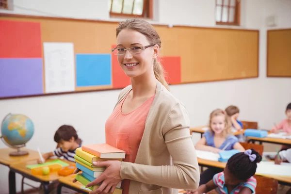 Lehrer hält Stapel von Notizbüchern — Stockfoto