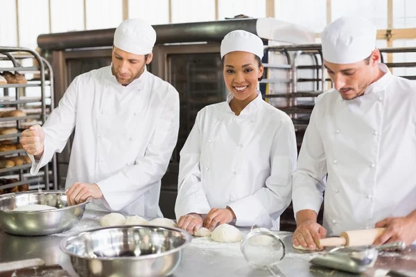 Bäckerteam bereitet Teig zu — Stockfoto