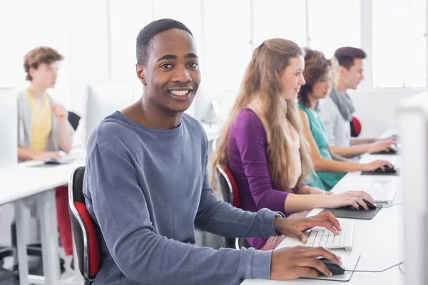 Studenti che lavorano in sala computer — Foto Stock