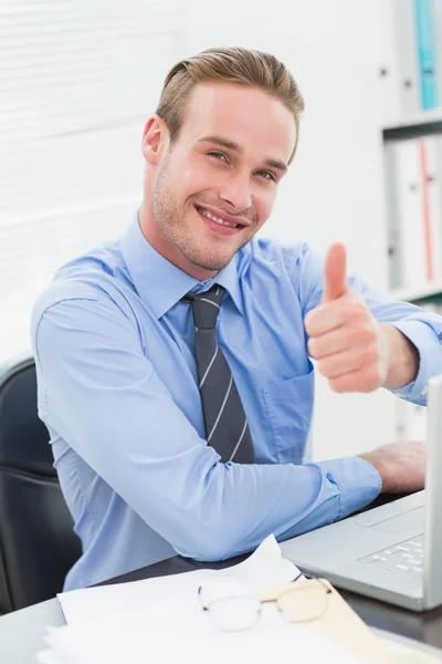 Hombre de negocios sonriente sentado con el pulgar hacia arriba —  Fotos de Stock