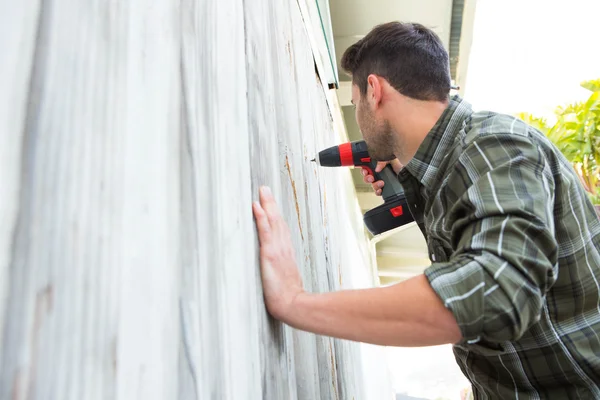 Carpintero perforando cabina de madera — Foto de Stock