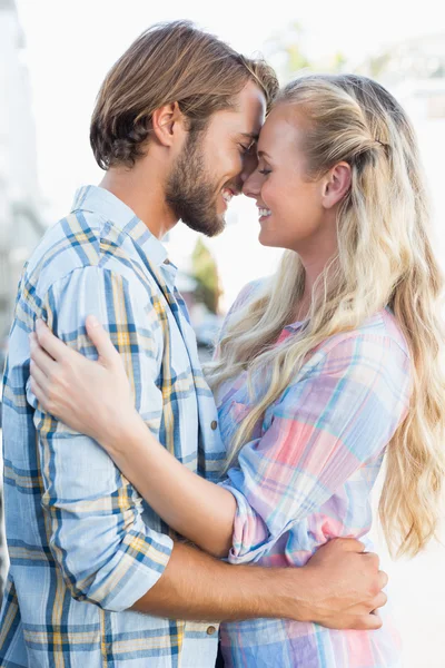 Aantrekkelijke paar staande en knuffelen — Stockfoto