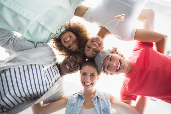 Studenti di moda sorridenti alla macchina fotografica insieme — Foto Stock