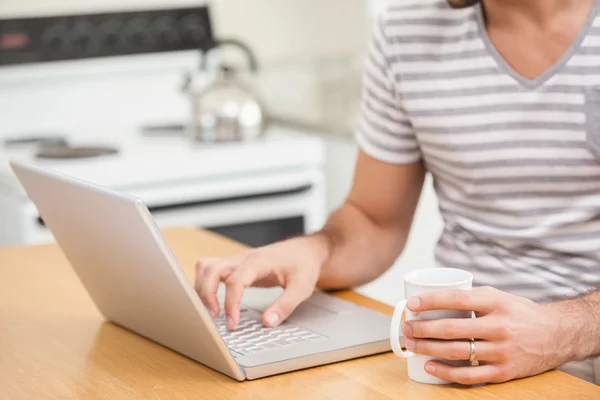 Człowiek za pomocą laptopa przy kawie — Zdjęcie stockowe