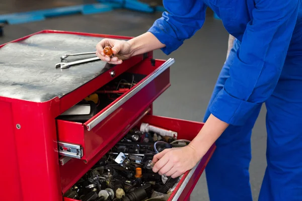 Mecânico à procura de ferramenta em gavetas — Fotografia de Stock