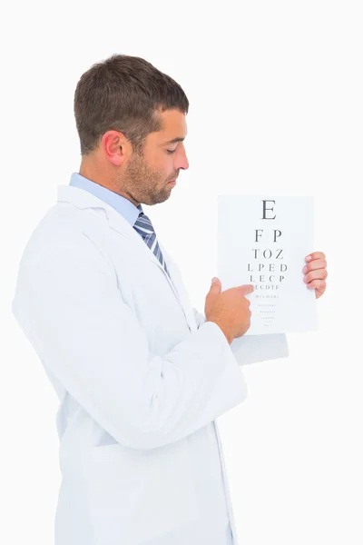Doutor na costa do laboratório mostrando teste ocular — Fotografia de Stock