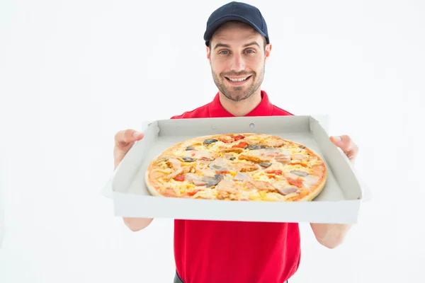 Liefermann zeigt frische Pizza — Stockfoto