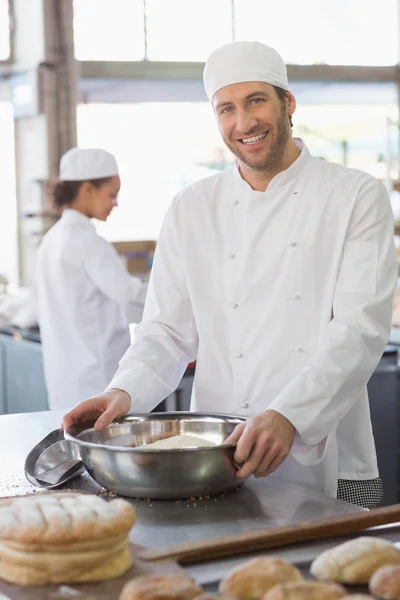 Boulanger souriant regardant la caméra — Photo