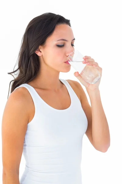 Bonita morena bebiendo vaso de agua — Foto de Stock