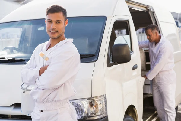 Maler lächelt an seinen Lieferwagen gelehnt — Stockfoto