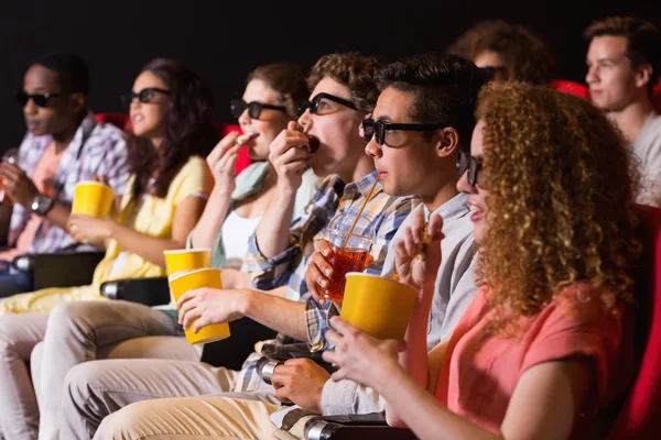 Giovani amici guardando un film 3d — Foto Stock