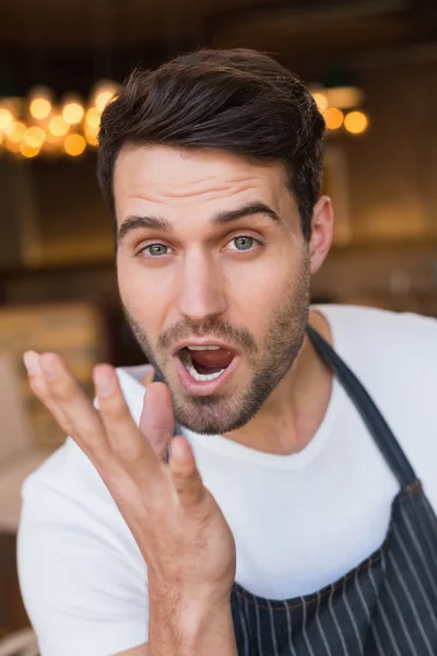 Stilig servitör att göra välsmakande gest — Stockfoto