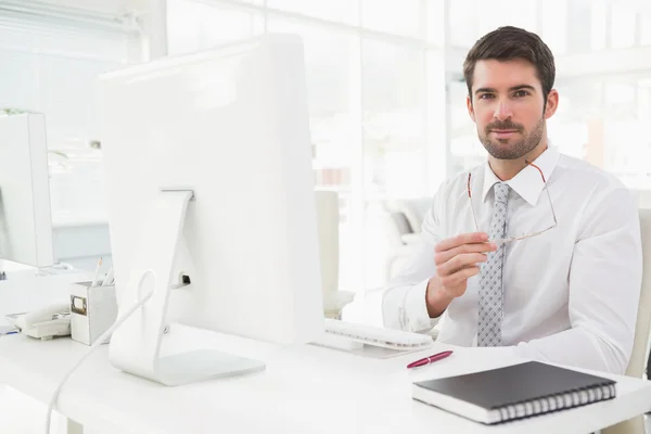 Lächelnder Geschäftsmann gut gekleidet sitzend — Stockfoto