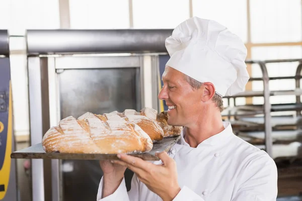 Baker anläggning bricka med bröd — Stockfoto