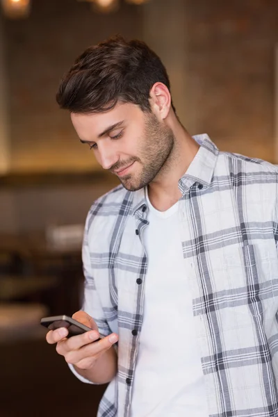 Man een tekst op telefoon verzenden — Stockfoto