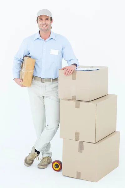 Uomo di consegna appoggiato su scatole — Foto Stock