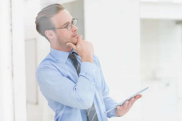 Pensativo hombre de negocios sosteniendo la tableta — Foto de Stock