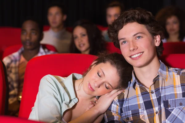 Giovane coppia guardando un film — Foto Stock