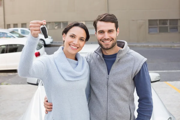 Jovem casal sorrindo segurando nova chave — Fotografia de Stock