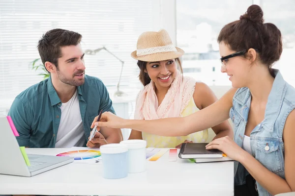 Lachende collega's spreken samen — Stockfoto