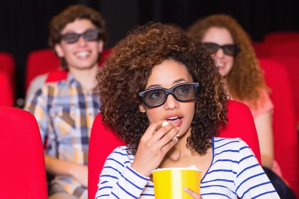 Jonge vrienden kijken naar een 3D-film — Stockfoto