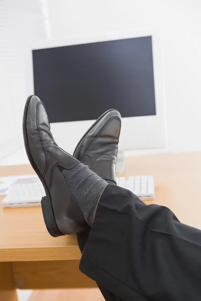 Homem de negócios relaxado com os pés para cima — Fotografia de Stock