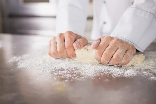 Baker préparant la pâte — Photo